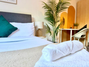 Spacious 2 Bed Flat Free Private Parking